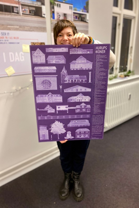 Trine Møller med plakaten "Hurups Ikoner", der sælges i limiteret oplag - 250 stk.