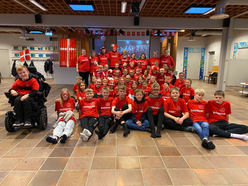 Vestervig Skoles elever og personale fik forleden en gave, der bestod af landsholds-t-shirts til alle.