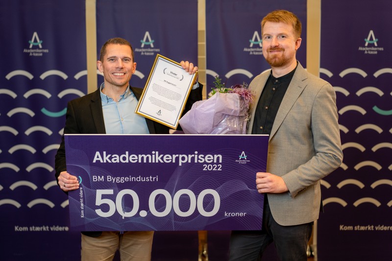 Salgschef og medejer Simon Hasbøg og Thomas Sørensen, filosof og bæredygtighedsansvarlig hos BM Byggeindustri, modtog akademikerprisen.