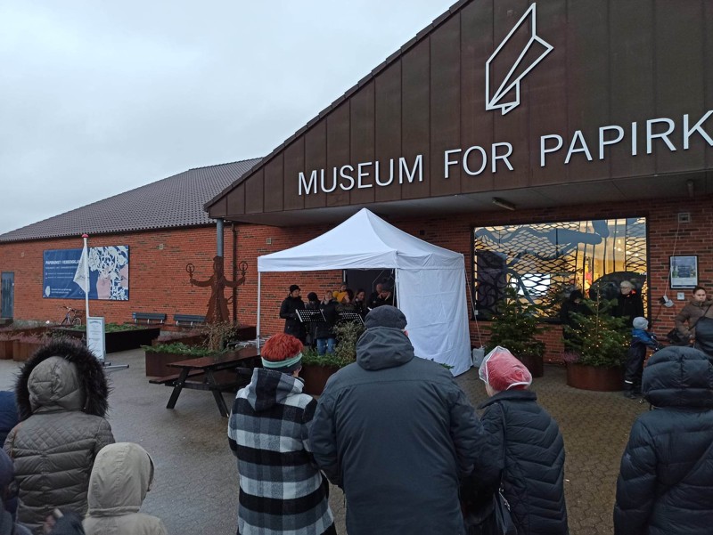Hune-Blokhus Borgerforening og Museum for Papirkunst tænder 27. november det store juletræ ved museet.