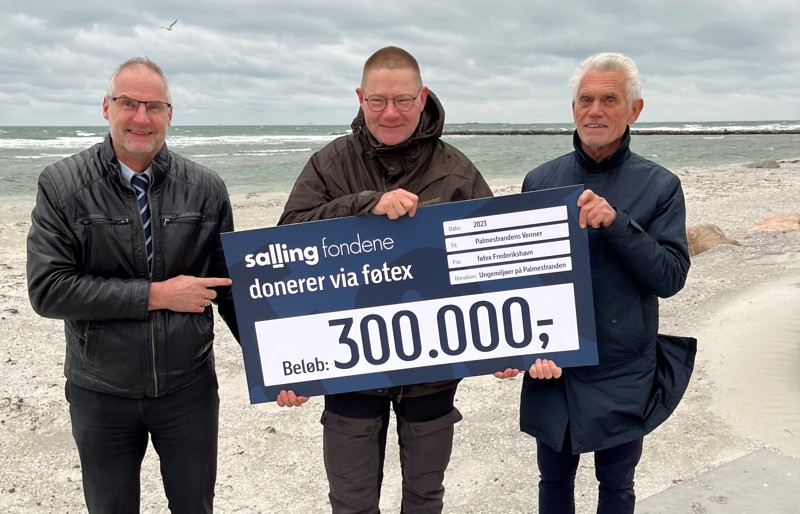 Fra venstre ses Claus Bøje fra Føtex, Michael Nielsen fra Palmestrandens Venner og Ole Stenbakken, ligeledes Palmestrandens venner.