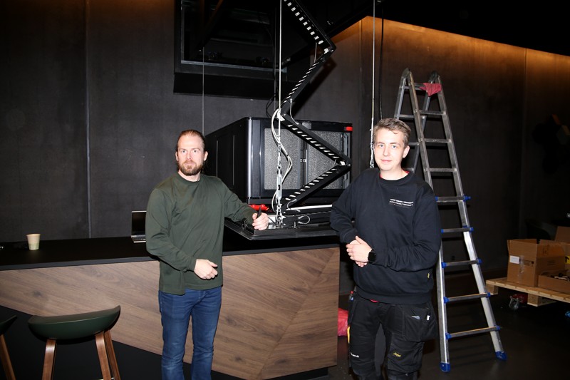 Biografdirektør Kris Søgaard Pedersen ved den ny 4k laser projektor sammen med tekniker Tobias Molin fra firmaet AVC, der har leveret udstyret.