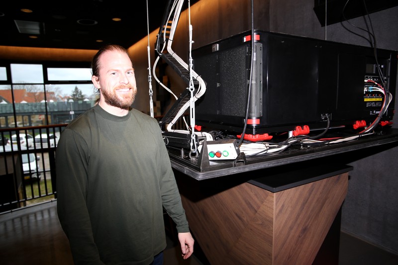 Kris Søgaard Pedersen glæder sig til at tage den ny 4k laserprojektor i brug, når 3D-filmen "Avatar" har premiere 14. december.