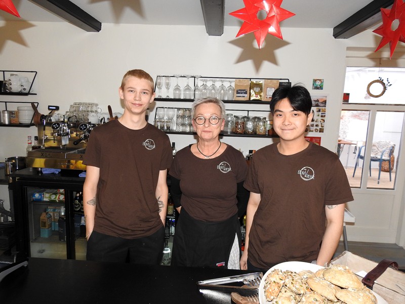 Her er det Peter, Dorthe og Nam, der betjente køkken og café. <i>Foto: Jens Brændgaard</i>