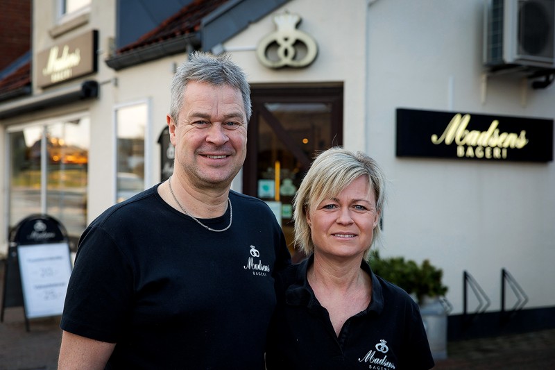 Gitte og Ulrik Madsen vil sige ordentligt farvel 11. december til kunder med flere med et stort kagebord og kaffe. 