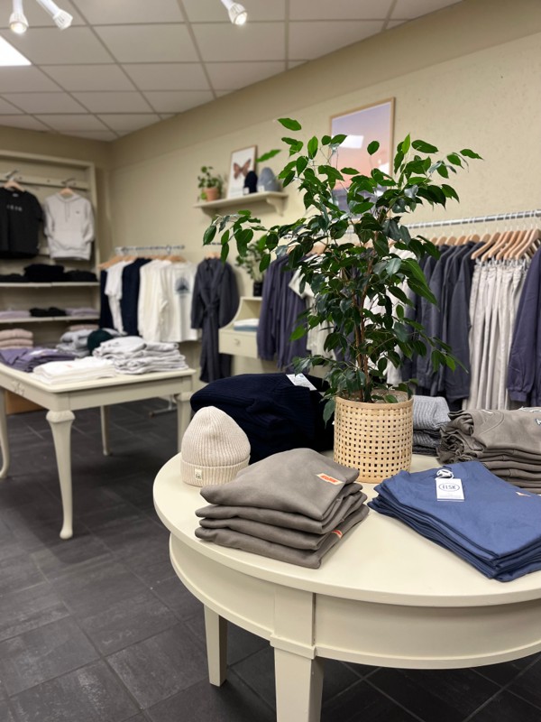 Tøjmærket ELSK, der er startet i Klitmøller og fortsat har til huse i Thy, åbner deres første fysiske butik nogensinde. Det sker selvfølgelig på hjemmebanen i Thisted.