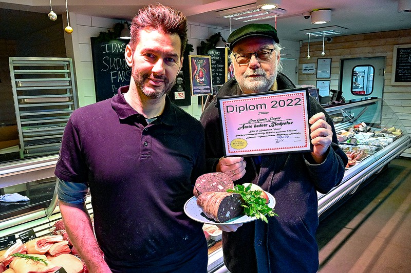 Den Gamle Slagter løb atter med sejren i kampen om området bedste blodpølse. Til højre Poul Erik Tarp, formand for Blodpølsens Venner, der arrangerer dysten.
