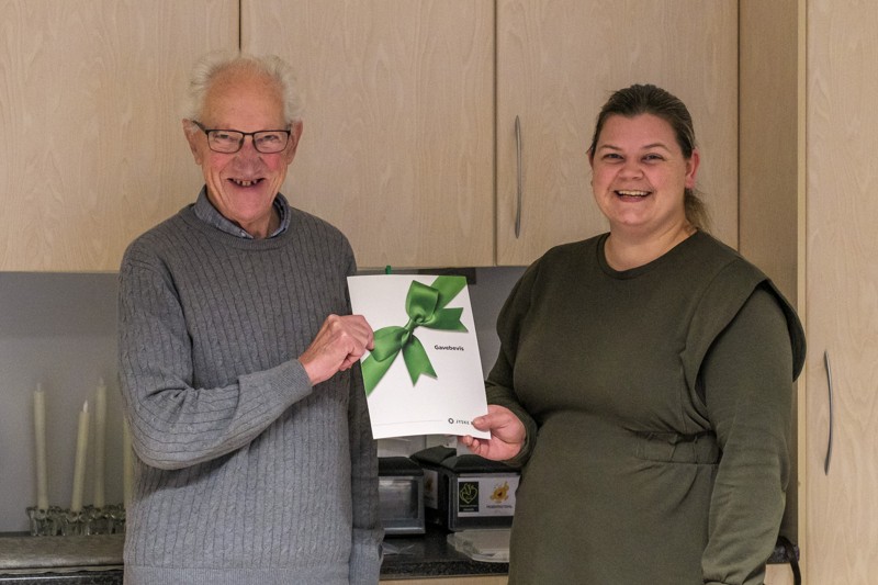 Thorkild Schou overrakte Sindal Datastues donation på 20.419,60 kroner til lederen af Vendelbocentret Jeanet Bedsted.