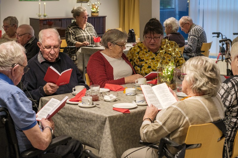 Soldal Gruppen sang julen ind sammen med de ældre i forbindelse med overrækkelsen af donationen fra Sindal Datastue.