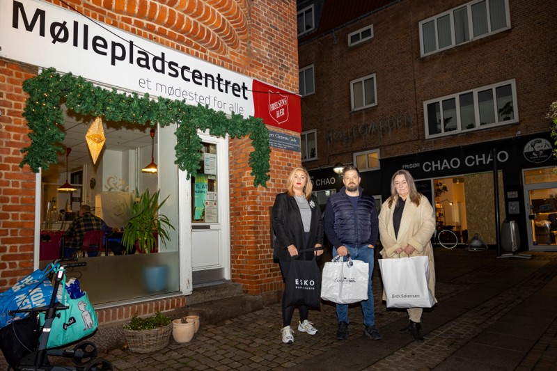 Betina Esko fra Esko Hair Studio, Morten Grabowski fra Luksusbaby og Lene Albeck fra Bdr. Sørensen Møbler stod tidligt op fredag morgen for at glæde varmestuens brugere.