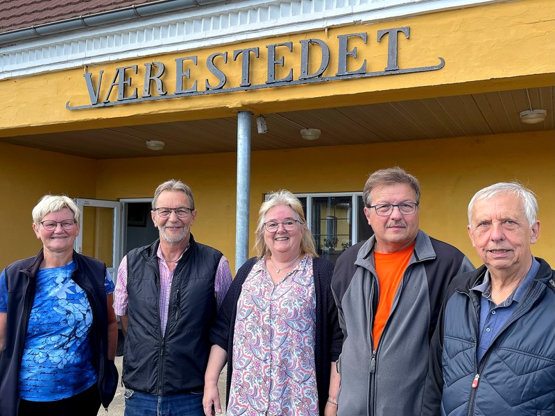 Bente, Jørgen, Joan, Jens og John håber, at mange vil kigge forbi til loppemarked og julehygge Værestedet i Lyngså.