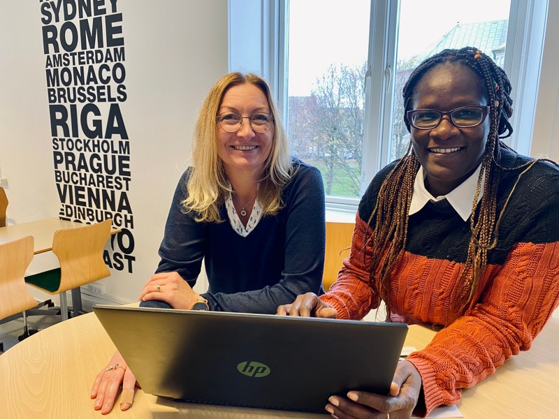 Irene Karlsen-Fischer t.v. ses sammen med en anden elev på handelsskolen Benedette Skoubo, som også går op EUX Business.