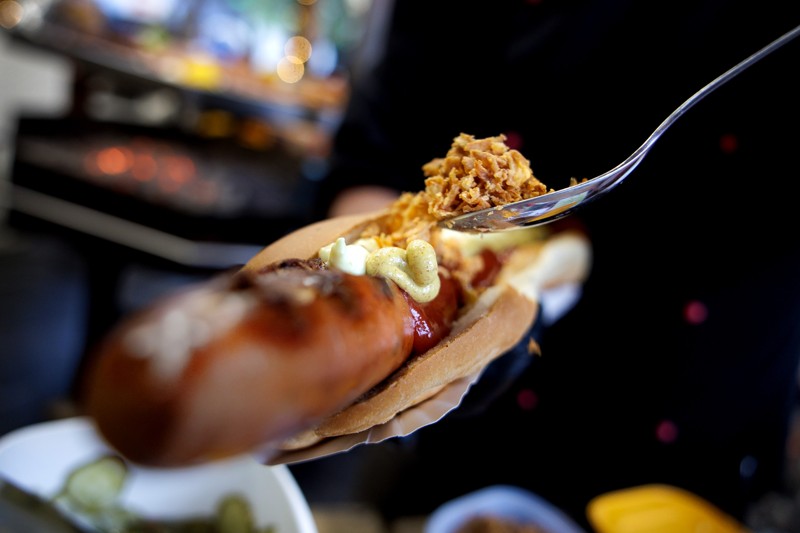 Den speciallavede pølse kommer fra slagteren i Als, mens Guldbageren i Vestbyen bager brødet.