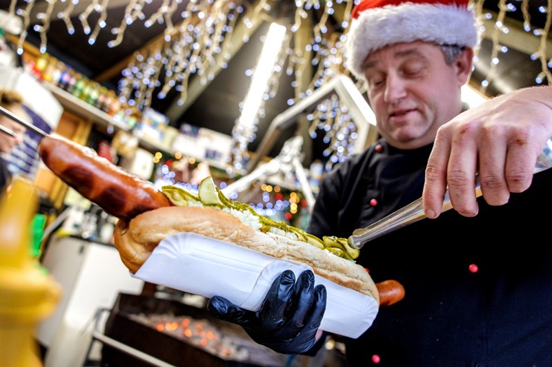 Michael Fanø oplever, at al interessen for den kæmpe hotdog er med til at skabe masser af god stemning i og omkring Grillhytten.