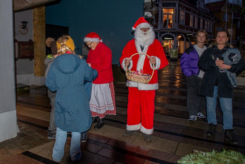 Ved alle børnenes hjælp lykkedes det julemanden at tænde det store træ. <i>Foto: Mogens Lynge</i>