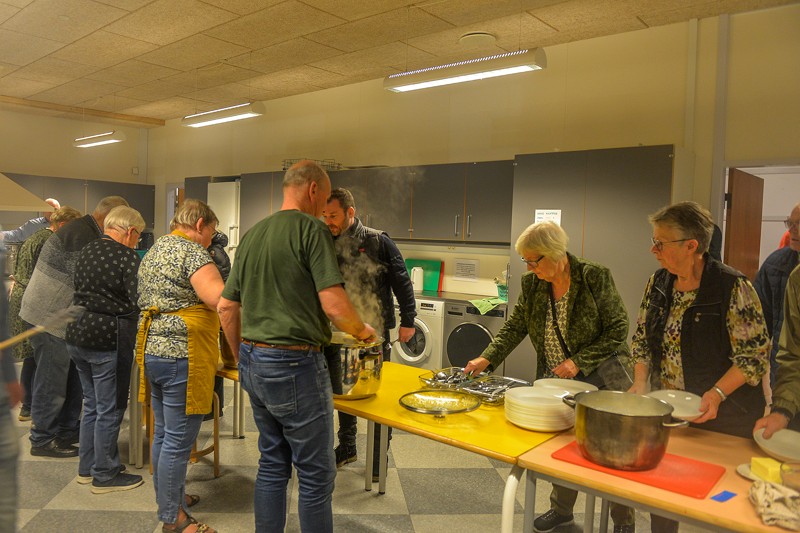 Man skulle selv hente maden i køkkenet, hvor "kokkene" stod klar ved gryderne med maden.