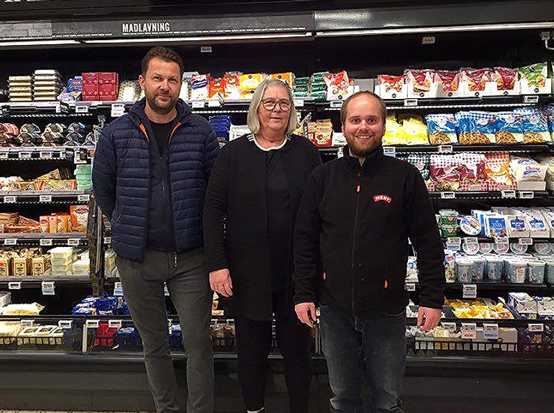 Allan Danielsen og Jette Jensen fra Borgerforeningen sammen med butikschef Jeppe Gindeberg, MENY.