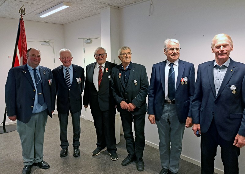 Johnni Olesen, Højer Yde Skaksen, Henrik Walsted Jensen, Peter M. Bastholm, Jes Grønbech Jessen og Erik Krogsgaard er alle tidligere gardere og ses her ved mødet i Hjallerup.