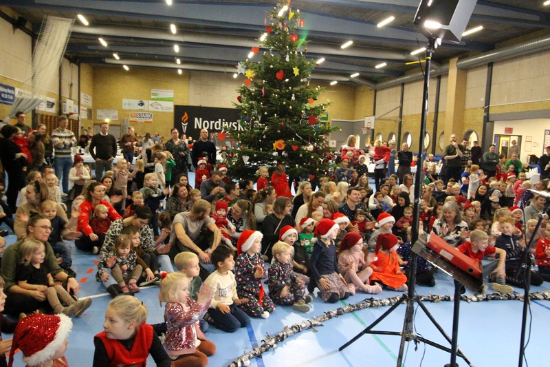 Omkring 500 børn og voksne mødte op til juletræsfest i Hjallerup.