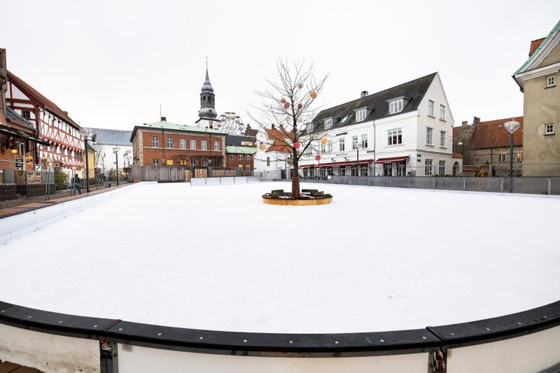 Skøjtebanen blev stillet op for nogle uger siden, og nu er isen helt frossen og klar til, at du snart kan suse afsted med vind i håret og røde kinder.