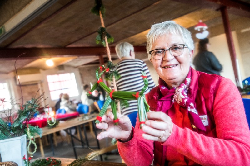 Fremstilling af julebukke i lysesiv fra Vildmosen var en populær aktivitet. Kirsten Dige fra Vildmoseporten viser her et eksemplar.