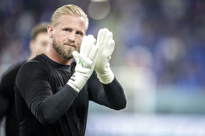 Kasper Schmeichel ses her under opvarmningen til Danmarks VM-gruppekamp mod Frankrig. Den første del af målmandens opvarmning blev forstyrret af et lysshow.