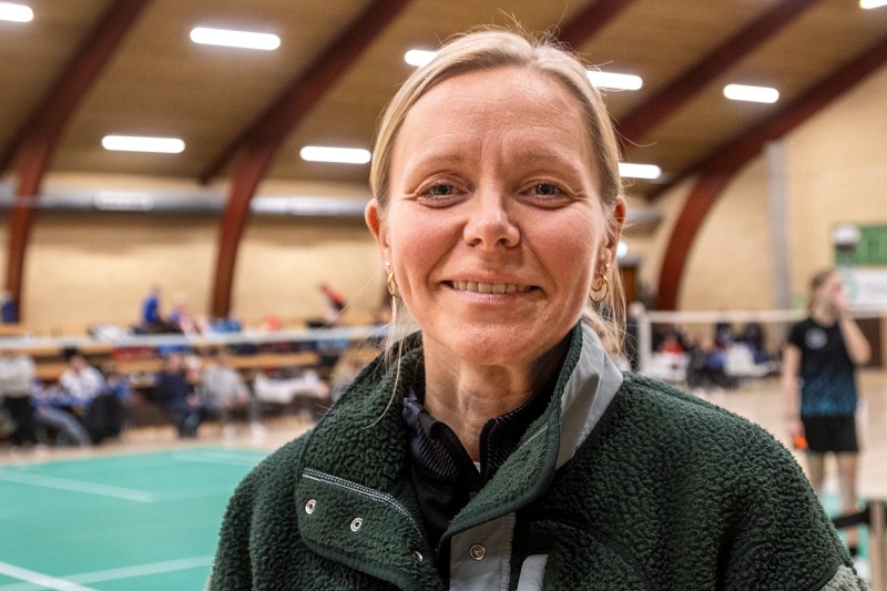 600 badminton-kampe på en weekend får mig ikke til at ligge søvnløs om natten, fortæller lederen af Fjerritslev Badmintonklubs stævneudvalg, Kathrine Kjeldtoft Mortensen, foran klubbens flotte CenterCourt i Idrætscenter Fjerritslev.