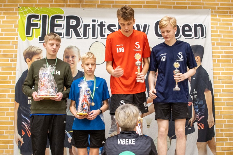 Lige som idolerne i de professionelle turneringer måtte deltagerne i FJERritslev Open også på sejrsskamlen for at modtage præmierne for weekendens kampe. Her er det fra venstre Andreas Koldkær, Lindholm og Rasmus Travelsen, Thisted, der sammen med Rasmus Madsen og Adam Krog, begge Nibe, høster sejrens frugter for douplen i U-17 og U-19-klassen.