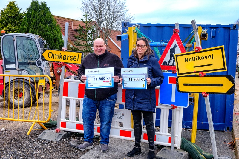 Det er ikke nemt at komme gennem Nors. Søndag fik købmand Carsten Dahlgaard og Lisbeth Jespersen fra Nors bager overrakt et overraskende stort beløb.