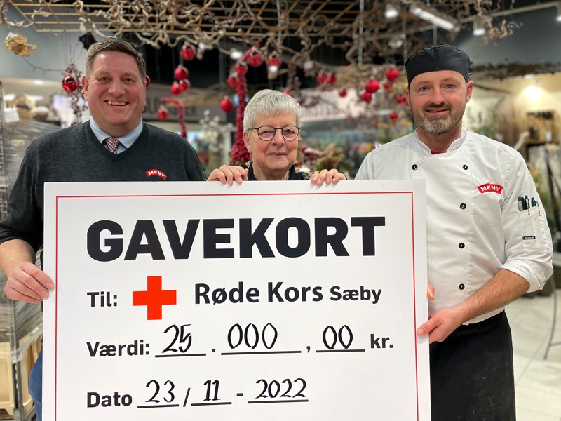 Købmand Claus Karlsen fra MENY Sæby, Inger Ejstrud fra Røde Kors og slagtermester Benny Nielsen glæder sig over at glæde andre.
