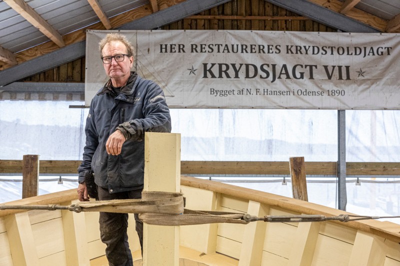 Skibstømrer Peter Leth vil søsætte Krydsjagt VII, når over 30 gamle skandinaviske fartøjer til sommer samles til Nordisk Skudetræf i Hobro.