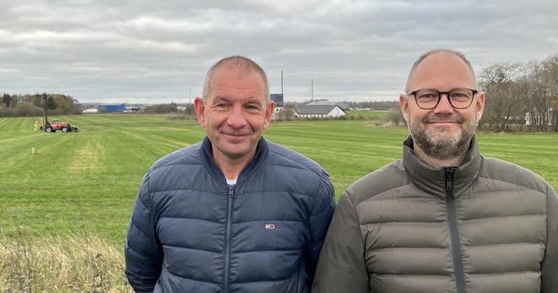 Thomas Nielsen og Lasse Gram Pedersen glæder sig til marken bag dem i de kommende måneder forvandles til et nyt erhvervsområde i Hjørring.