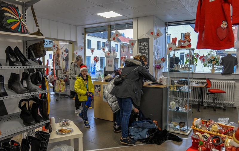 Mange benyttede sig af de gode tilbud der var i Røde Kors butikken i Løgstør.