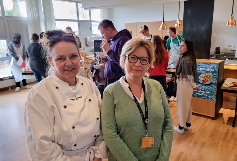 De to ankerlærere på projektet, fra venstre er det Cathrine Viviano, lærer på Gastronom & Service, samt Helle Jensen, afsætningslærer på EUD Business.