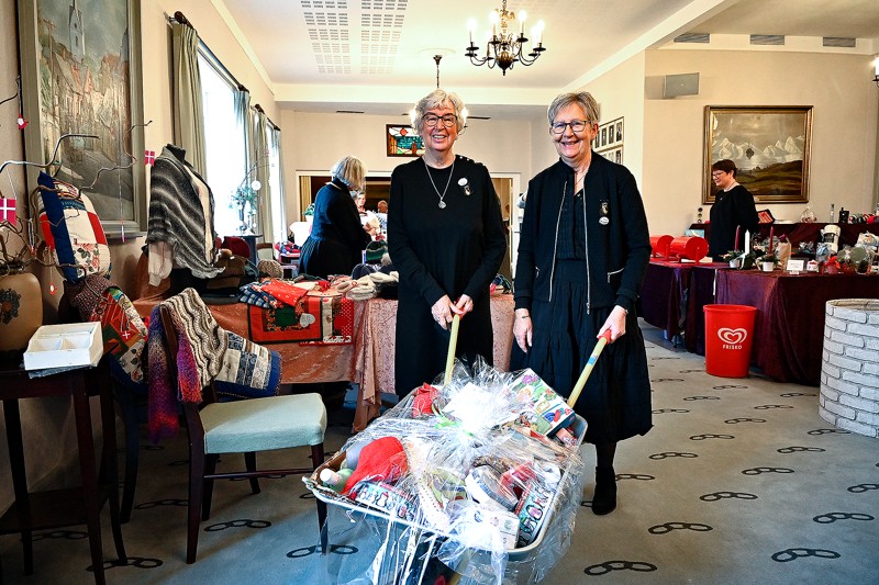 En trillebør fuld af varer kunne man også være heldig at vinde. Her vist af Karin Eigtved og Hanne Westergaard.