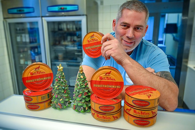 Michael Lyhne Mathiesen hos Fiskehuset har oplevet stor interesse for surströmming - og kan snart melde udsolgt for første levering.