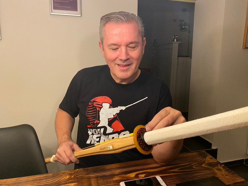 Sværdet - der hedder shinai - består af fire stykker bambus, der holdes sammen med skind og en snor.