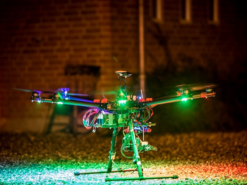 På afstand ligner den en omflyvende juledekoration. Men dronen fra Inspection Team er skam på seriøst arbejde, hvis du ser den på nattehimlen.