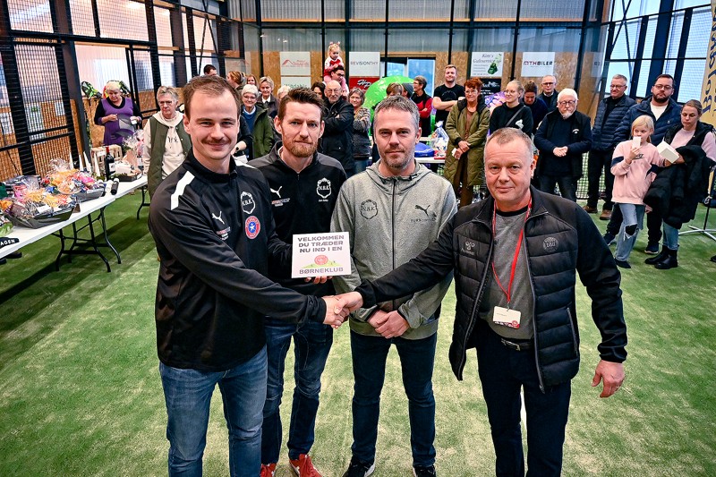 Allan Olsen, formand for fodboldafdelingen i Nors BK (tv) modtager plaketten af Keld Højgaard (th) fra DBUs børneudvalg. I midten fra venstre: Jan Amby, formand trænerudvalget Nors BK og Martin Rottbøll, formand Nors BK.