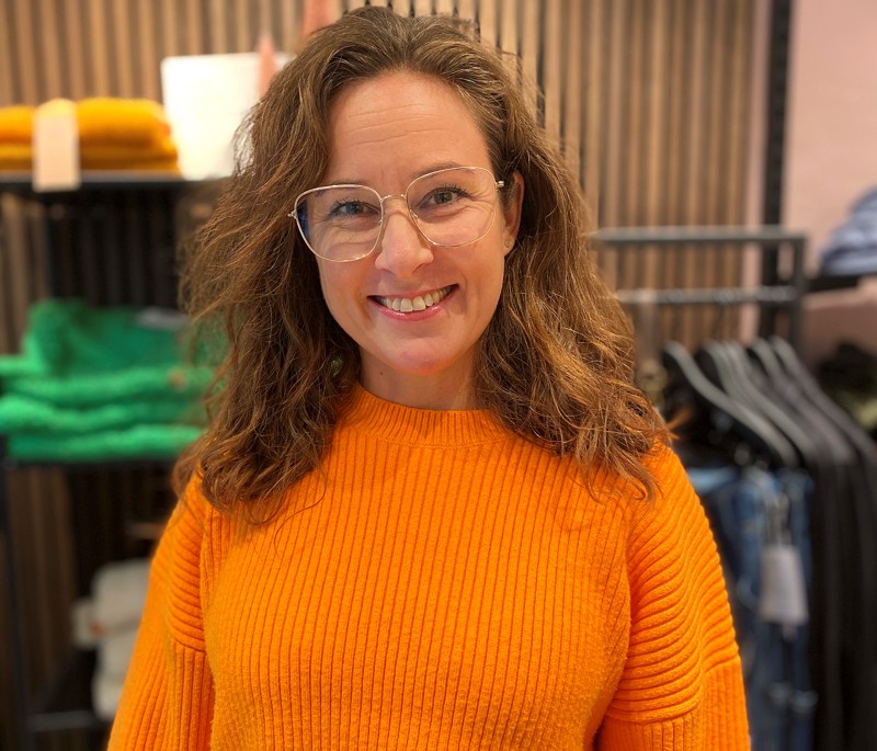 "De større lokaler betyder også, at jeg får plads til nogle ekstra mærker på hylderne, så det kan kunderne godt glæde sig til", fortæller Nanna Stamer.