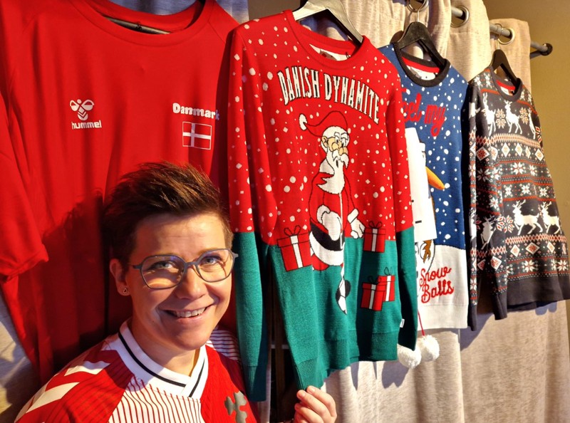 Trøjerne til jul og landskampe ser måske mere indbydende ud, når man har fået lidt at drikke. Det kunne i hvert fald forklare, at de sælger bedre på en populær café end i en velassorteret tøjbutik. Anette Kold har dog selv en klassisk 80'er-model på i anledning af VM.