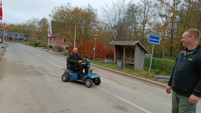 Her ses formanden for landsbyrådet Snæbum-Hannerup, kloakmester Verner H. Kristiansen på det, som han kalder sin "landsby-tesla".