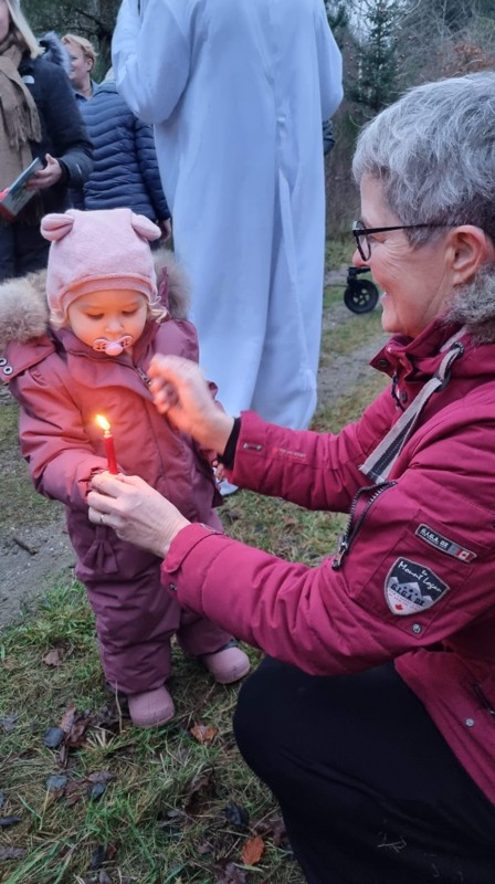 Omkring 85 børn og voksne var mødt op til en hyggelig gåtur i Nisseskoven i Thise Bakker, hvor Mumitrolden pludselig dukkede op til stor begejstring hos de mindste.