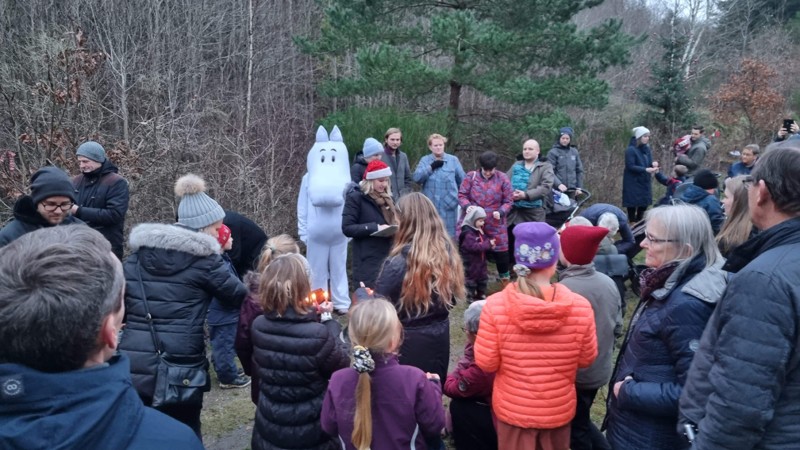 Omkring 85 børn og voksne var mødt op til en hyggelig gåtur i Nisseskoven i Thise Bakker, hvor Mumitrolden pludselig dukkede op.
