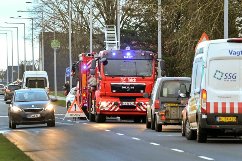 Beredskabet afspærrede en vejbane på Sæbygårdvej i forbindelse med brandslukningen.