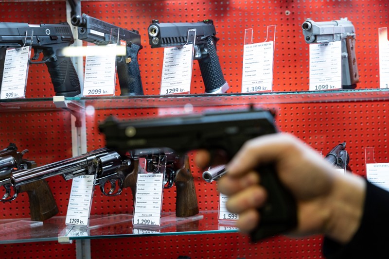 Det var måske softguns, som de 14-årige drenge legede med, men det fremgår ikke tydeligt af politiets døgnrapport.