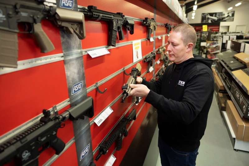 Simon Andersen driver Actionshoppen i Hobro og udvider snart igen. Målet er at blive landets største inden for salg af hardball og softgun-våben