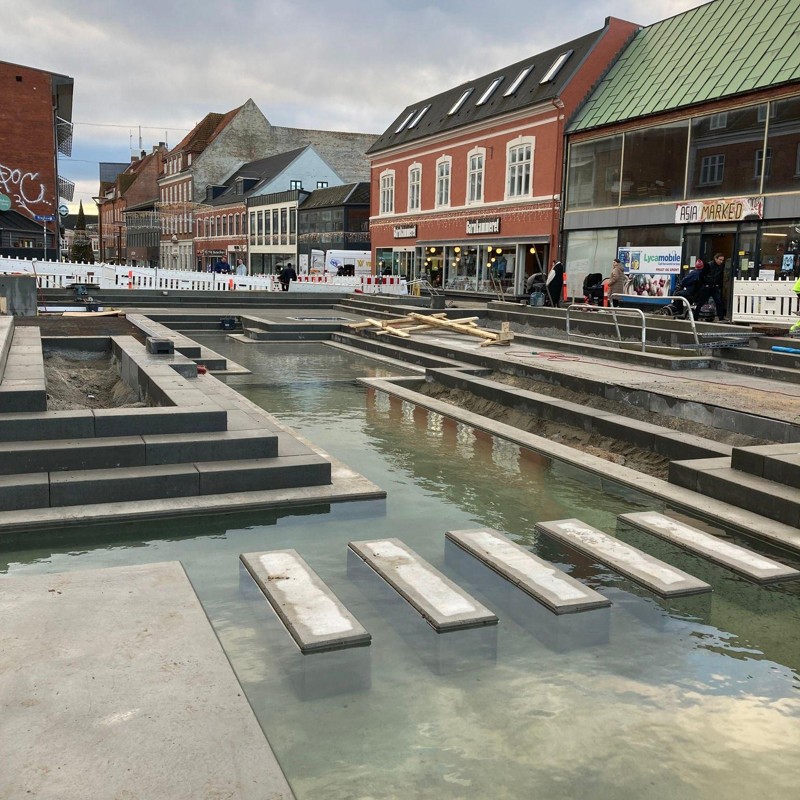 Bassinet er beregnet til opsamling af regnvand, samtidig med at man håber, at vandløbet vil gøre byrummet mere attraktivt at opholde sig i.