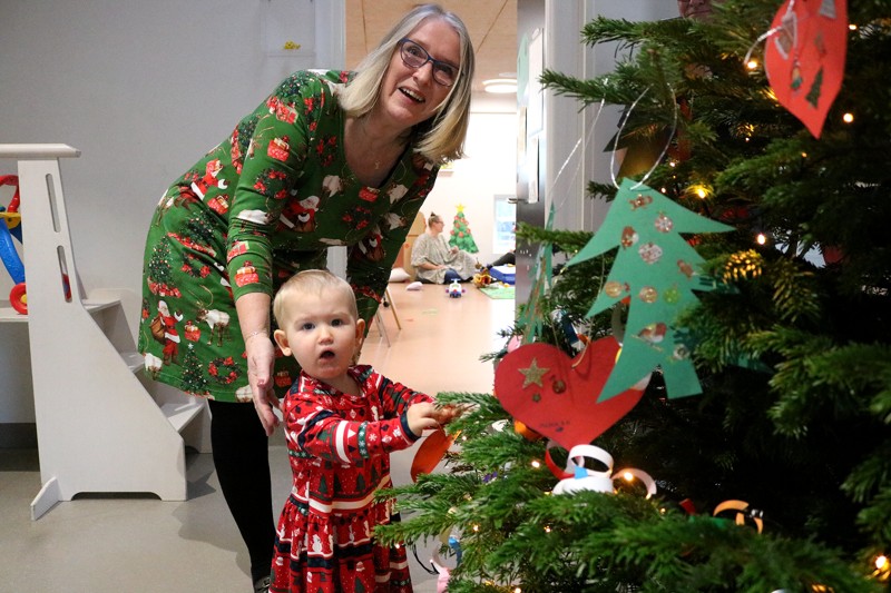 Lærke hænger sammen med mormor Anne-Mette Ranum julehjertet på træet.