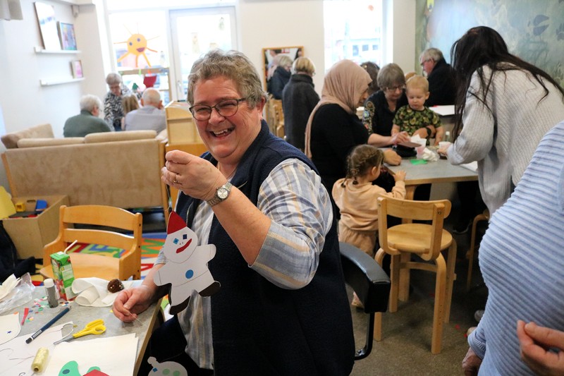 Medens Holger var udve ved kagebordet, viste bedstemor Vivi Højbjerre, deres fælles projekt frem.